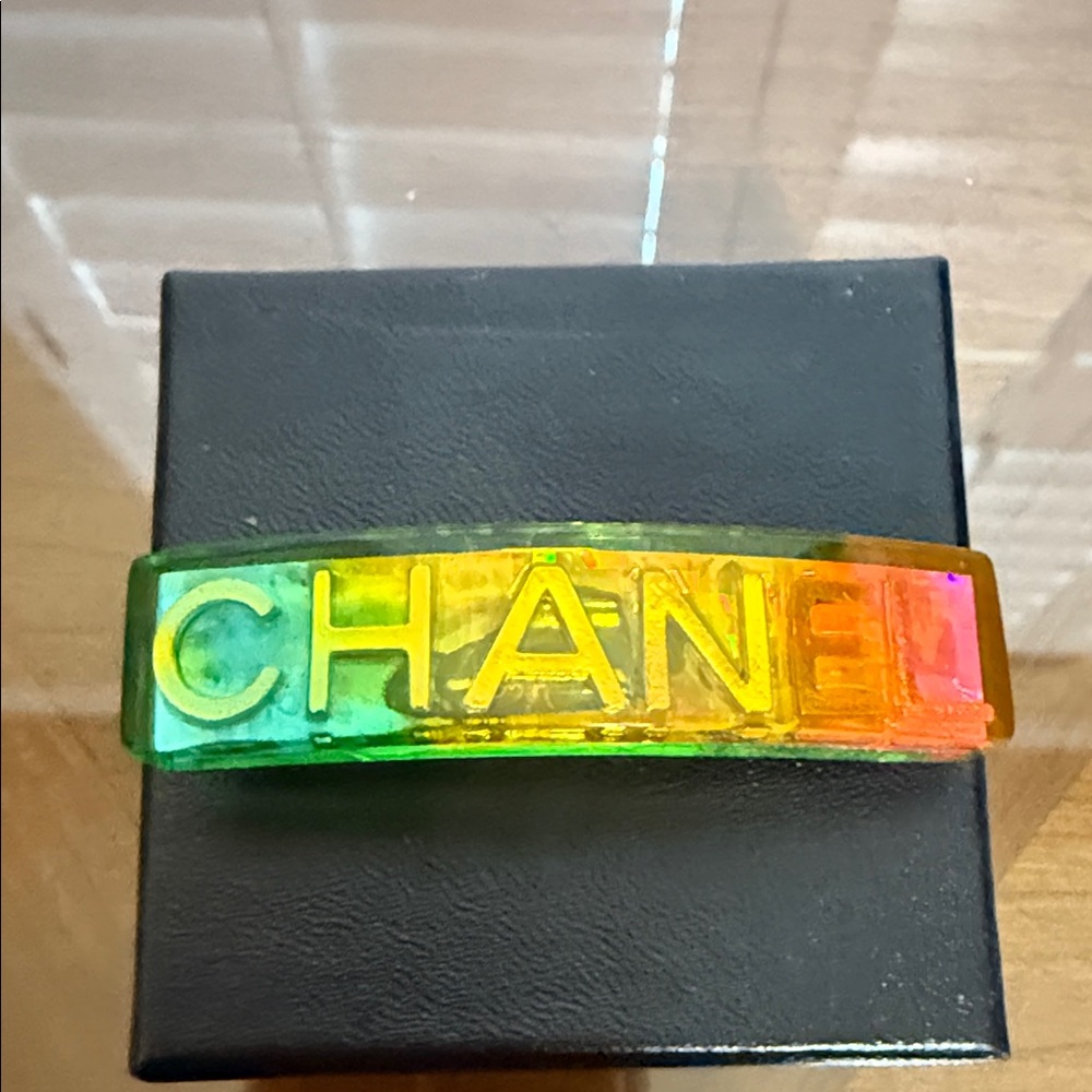 CHANEL Vibrant Rainbow Hair Clip - Picture 7 of 9